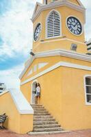 schön Frau Gehen um Cartagena de Indien Nächster zu das berühmt Uhr Turm foto