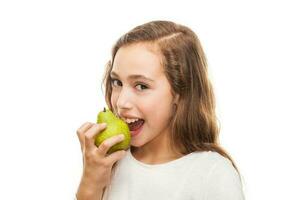 jung Mädchen Essen Obst isoliert auf Weiß Hintergrund foto