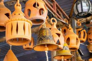 Keramik Lampen und Glocken beim ein traditionell Keramik Fabrik im das Stadt von Raquira. Stadt von Töpfe foto