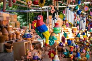 schön handgemacht Wind Glockenspiel gemacht von Lehm beim das klein Stadt, Dorf von Raquira ebenfalls bekannt wie das Stadt von Töpfe im Kolumbien foto