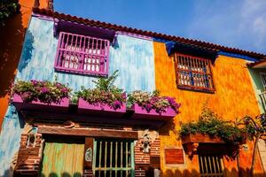 das bunt kolonial Häuser beim das ummauert Stadt von Cartagena de Indien foto