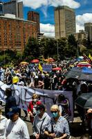 Bogotá, Kolumbien, 2022. friedlich Protest Märsche im Bogota Kolumbien gegen das Regierung von gustavo Petro. foto