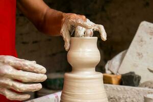 Mann Herstellung Keramik Artikel auf das Töpfer Rad im ein traditionell Fabrik im das Stadt von Raquira gelegen im das Abteilung von cundinamarca im Kolumbien foto