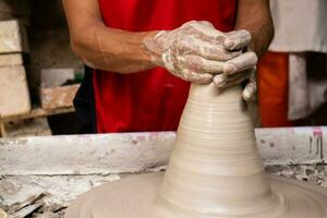 Mann Herstellung Keramik Artikel auf das Töpfer Rad im ein traditionell Fabrik im das Stadt von Raquira gelegen im das Abteilung von cundinamarca im Kolumbien foto