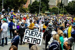 Bogotá, Kolumbien, 2022. friedlich Protest Märsche im Bogota Kolumbien gegen das Regierung von gustavo Petro. foto