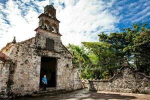 Senior Frau beim das schön historisch Kirche la Ermita gebaut im das sechzehnter Jahrhundert im das Stadt, Dorf von Mariquita im Kolumbien foto