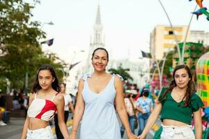 Touristen Gehen entlang das cali Fluss Boulevard mit la Ermita Kirche auf Hintergrund im das Stadt von cali im Kolumbien foto