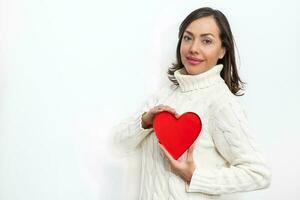 glücklich schön Frau halten ein rot Herz auf ihr Hände isoliert auf Weiß Hintergrund. konzeptionelle zum Liebe, Gesundheitspflege, Kardiologie. foto