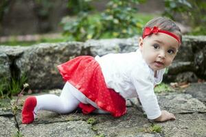 Baby Mädchen beim das Garten foto