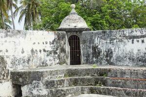 Wände von Cartagena de Indien gebaut beim das Ende von das xvi Jahrhundert zum das Verteidigung von das Stadt. san Fernando de bocachica Fort gelegen beim tierrabomba. foto