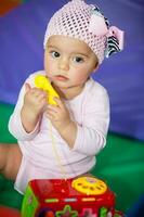 Porträt von ein schön neun Monate Baby spielen auf ein bunt Hintergrund. Lernen Konzept foto