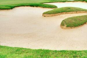 ästhetischer hintergrund des golfplatz-sandgrubenbunkers, der als hindernis für golfwettbewerbe wegen der schwierigkeit und wegen der schönheit vom platz herunterfällt. foto