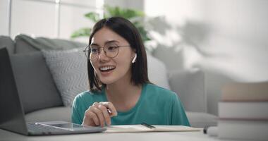 ziemlich glücklich jung Unternehmer Frau Arbeiten mit Laptop Computer foto