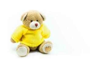 braun Teddy Bär Spielzeug tragen Gelb Hemden Sitzung auf Weiß Hintergrund foto