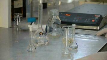 Labor Glaswaren und Ausrüstung zum wissenschaftlich Forschung und Entwicklung im klinisch Labor foto