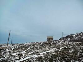 ein alt hölzern Jagd Hütte auf das Polar- hügel. foto