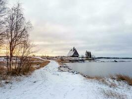 Aussicht von das Insel mit ein hölzern alt Angeln Hütte. das Norden von Russland, ein authentisch Landschaft. foto