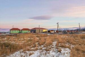 Gast Häuser auf das Ufer von das Barents Meer. Teriberka. foto