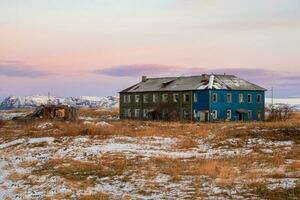 authentisch Russisch Nord Dorf, alt baufällig hölzern Häuser, hart Arktis Natur. foto