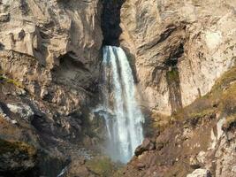 szenisch Herbst Landschaft mit Vertikale groß Sultan Wasserfall beim mo foto