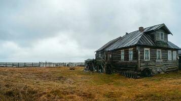 ein klein authentisch Dorf auf das Weiß Meer Küste. kaschkarantsy Angeln kollektiv Bauernhof. Kola Halbinsel. foto