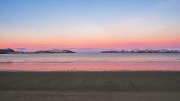 tolle Sonnenaufgang Polar- Landschaft mit Weiß schneebedeckt Berg Angebot auf das Horizont. Arktis Ozean Panorama- Sicht. foto