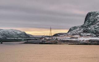 Konstruktion von ein Brücke im das weit Norden. Morgen Arktis Aussicht von das Bucht. foto