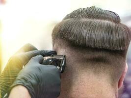 Einzelheiten von Trimmen. abgeschnitten Nahansicht von ein Barbier Trimmen Haar. foto