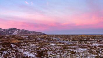 hölzern Beiträge von das Schnee Barriere. wunderbar Berg Landschaft mit Tundra auf das Barents Meer. teriberka foto