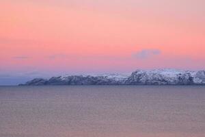 Sonnenuntergang mit tolle Magenta Farbe Über Fjord. Teriberka, Russland. Winter. foto