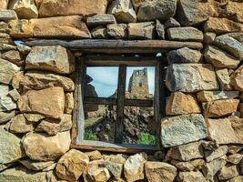 kaukasisch Turm. das alt Stein Turm ist sichtbar durch das Fenster Öffnung. foto