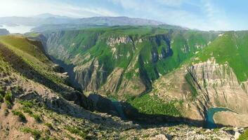 tolle Panorama- Aussicht auf enorm sulak Schlucht im Frühling. Reisen im Dagestan Republik, Russland foto