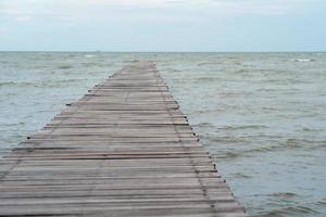 abstrakte Textur und Hintergrund des hölzernen Gehwegs in das Meer. Holzbrücke am Ufer in den Ozean foto