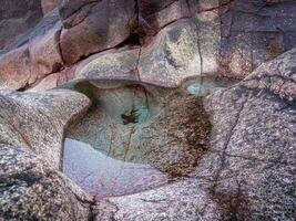 Landschaft mit einzigartig Berg Formation. schick Stein gefüllt mit Wasser. foto