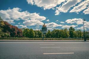 schön Sommer- Aussicht von das Promenade zu st. isaacs Dom. st. petersburg. Russland foto