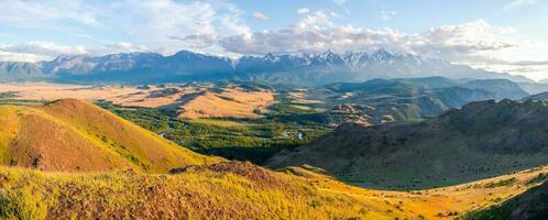 hell Herbst kurai Steppe Landschaft. Steppe auf das Hintergrund von Berge. Panorama- Sicht, altai Region. foto