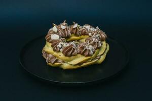Kuchen mit Schokolade Keks und Vanille Sahne foto