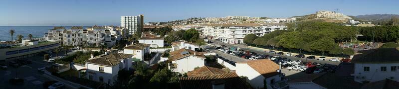 08.04.2023 - - Spanien, Andalusien, cala de Mijas - - Panorama- Aussicht von Stadtbild und Meer Ufer foto