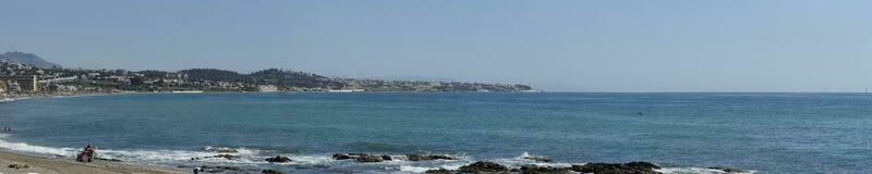 08.04.2023 - - Spanien, Andalusien, cala de Mijas - - Panorama- Aussicht von Meer Ufer und Strand foto