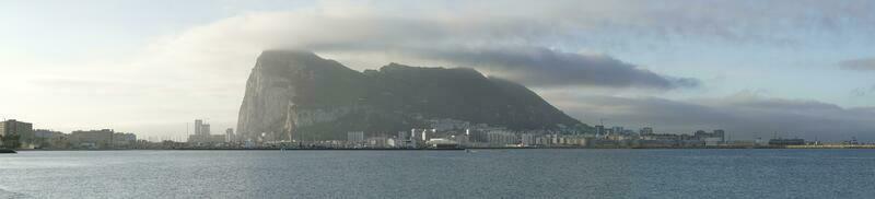 Panorama- Aussicht von Felsen von Gibraltar von Spanisch Seite foto