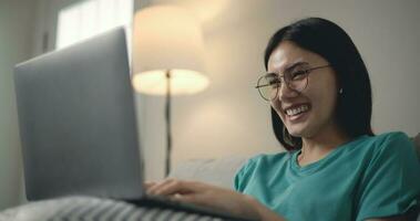ziemlich glücklich jung Unternehmer Frau Arbeiten mit Laptop Computer foto