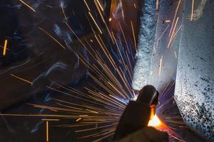 Schweißer oder Handwerker, der technischen Industriestahl in der Fabrik errichtet foto