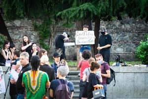 tiflis, georgien, apr 06. 2020 - junge frau mit protestschild foto