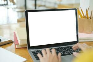 schließen oben von Frau studieren online mit Laptop mit leer Bildschirm. foto