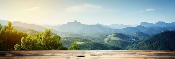 hölzern Tabelle Terrasse mit Hintergrund Garten Plantage gegen das Himmel und das Berge Hintergrund. Produkt Foto Anzeige. Fotomontage Komposition.