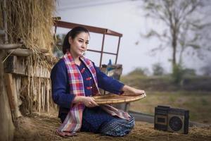 thailändische Frau im Reisfeld und in der Hütte, Konzeptbauernlebensstilaktivität foto