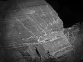 schwarz Stein Hintergrund. lange schwarz Stein Textur und strukturiert. schmutzig schwarz Stein Mauer. Felsen Textur mit Risse. Stein Fliese Fußboden Textur. alt Mauer Textur abstrakt natürlich Hintergrund. foto