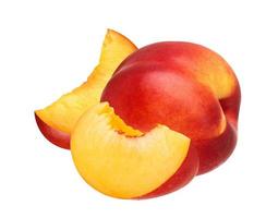 Pfirsichfruchtscheibe lokalisiert auf weißem Hintergrund foto