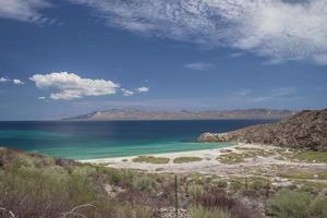 blaues Meer mit Bergen und blauem Himmel mit Wolken in der Baja-Halbinsel Baja California sur Punta Armenta, Mexiko foto