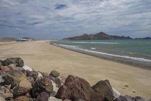 San Luis Gonzaga Baja California Mexiko mit Bergen und bewölktem Himmel auf den Hintergrundfelsen am Strand foto